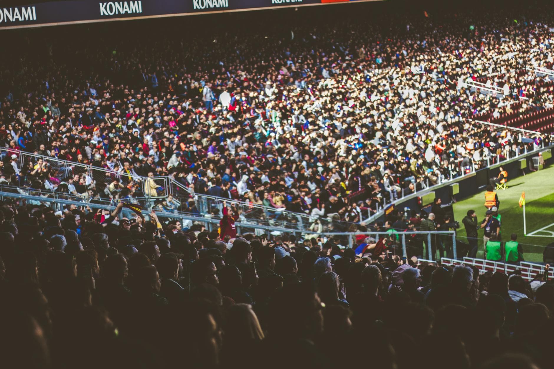 Afición de fútbol en un estadio iluminado