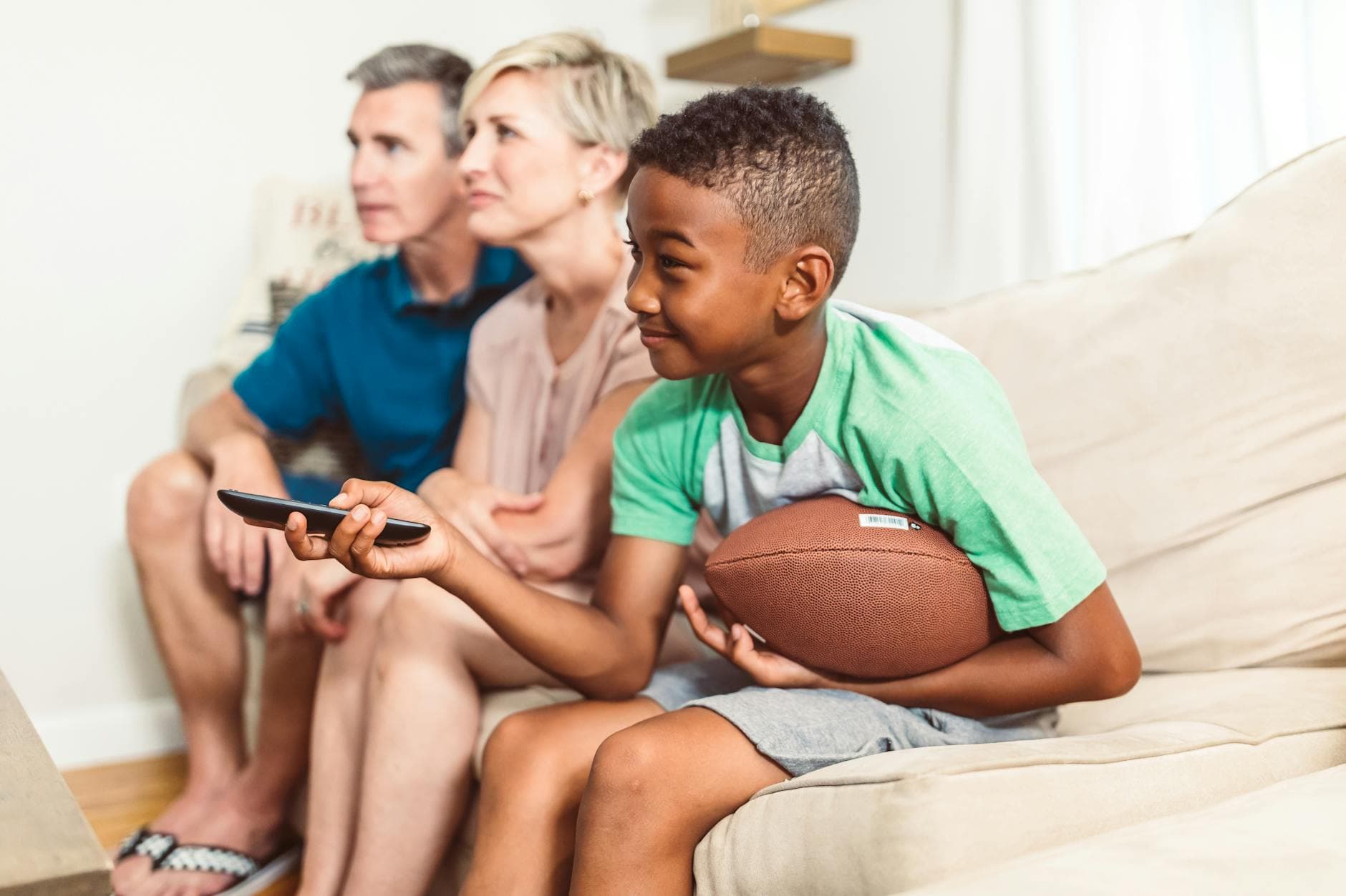 Familia disfrutando de un partido juntos en casa