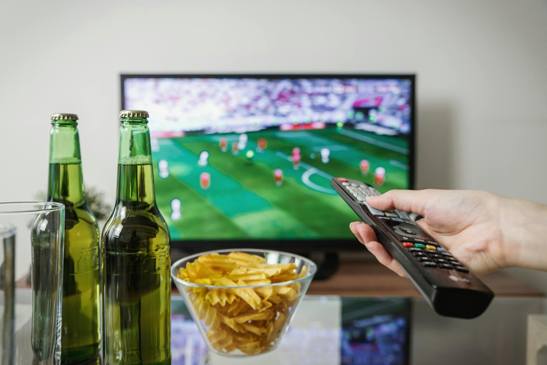 Salón moderno con una smart TV transmitiendo un partido de fútbol en directo